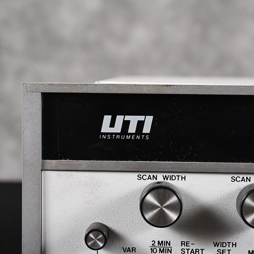 UTI INSTRUMENTS PRECISION GAS ANALYZER MODEL 100C P/N 5162 1020