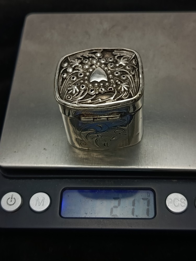 19th Century Dutch Loderein Scent Snuff Solid Silver Repousse Hinged Lid Box