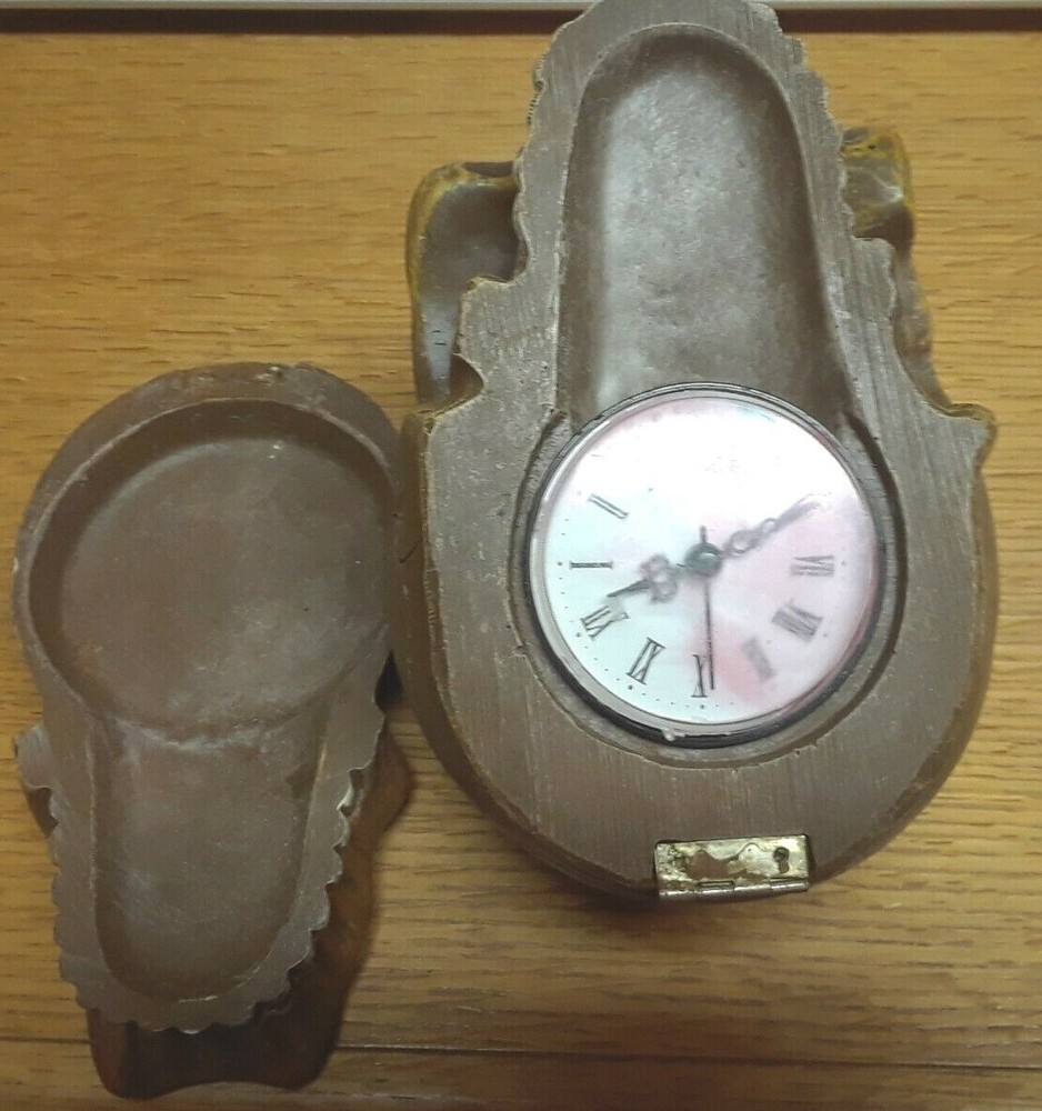 SKULL CLOCK NICE DEC0RATIVE PIECE OR COLLECTABLE; CONVERSATION PIECE MAKE OFFER