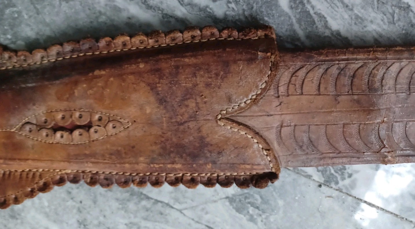 Antique Spanish Guerrero de la Costa short sword with scabbard