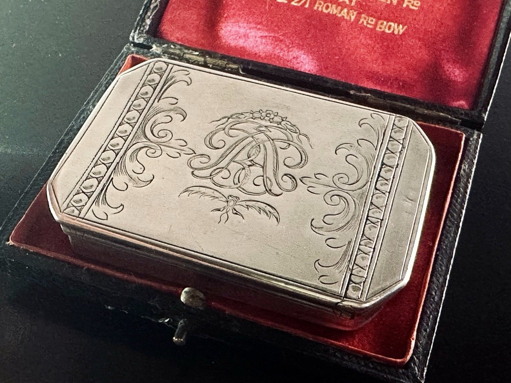 FINE Early 18th Century GEORGE I SOLID SILVER ENGRAVED SNUFF BOX c1720