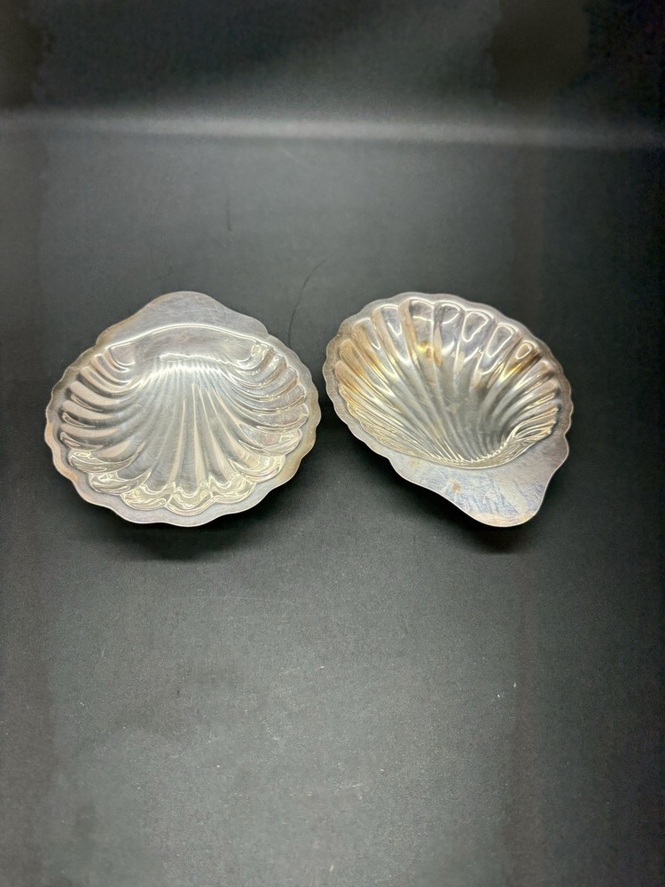 Vintage Pair Oneida Silver Plate Shell Shaped Dishes Bowls Nuts Candy Clam Decor