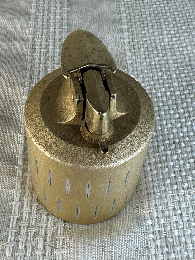 Vintage Ronson verafame venus matte gold tone chisel cut table lighter 3"