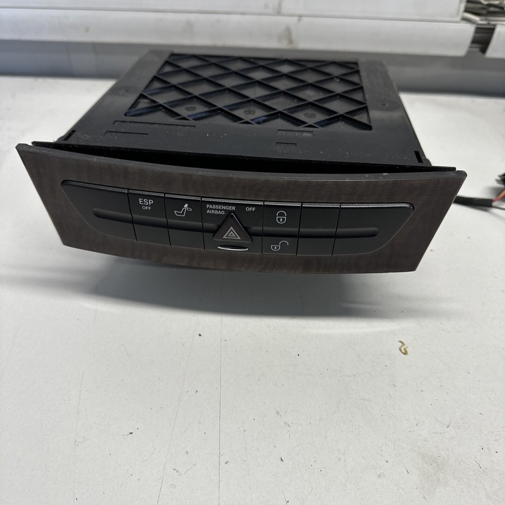 2002 MERCEDES E CLASS W211 4DR CD CHANGER HAZARD SWITCH A2116800552