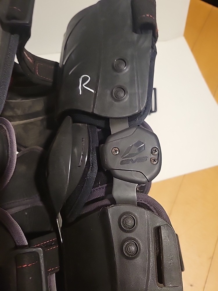 EVS RS9 Knee Brace Large Right/Left