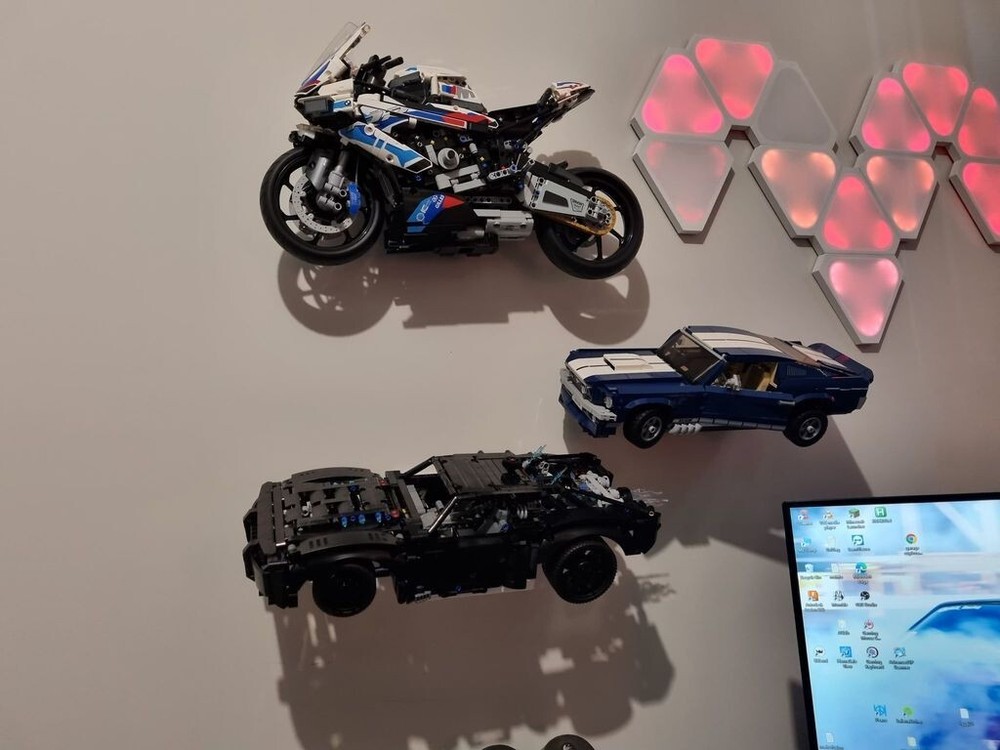 Lego Technic THE BATMAN Batmobile 42127 wall mount display bracket