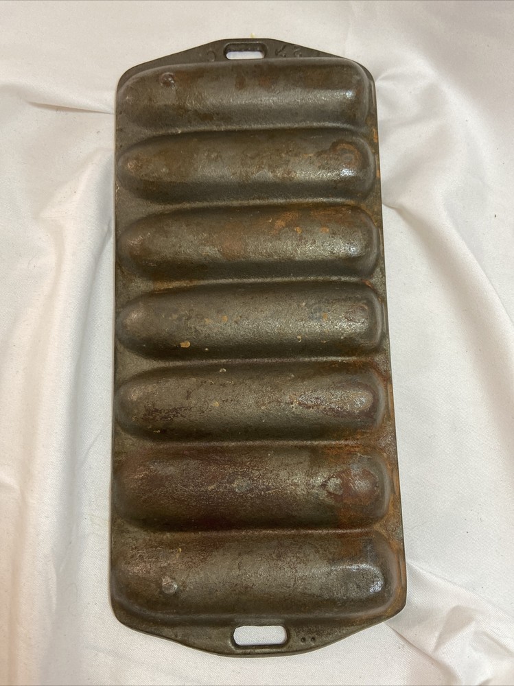 vintage cast iron corn bread pan 7 Spots