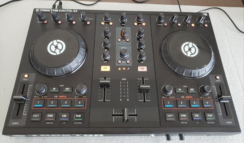 Native InstrumentsTraktor kontrol s2 DJ Controller