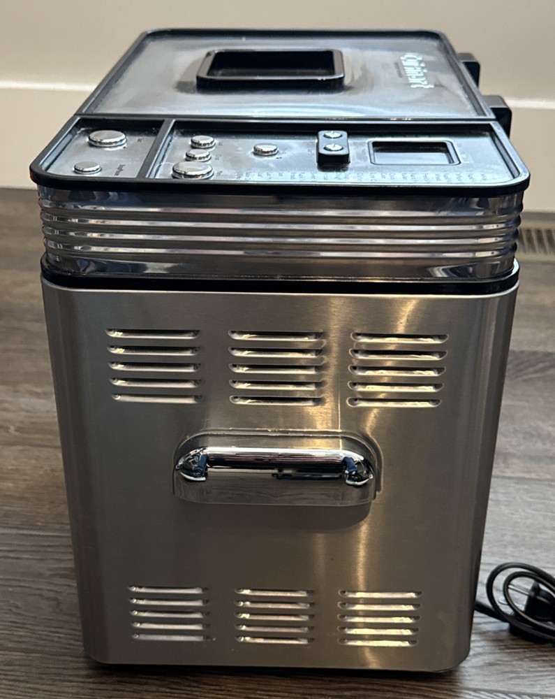 Cuisinart Breadmaker CBK-200 Automatic 1-2lb Loaves Programable Display Model