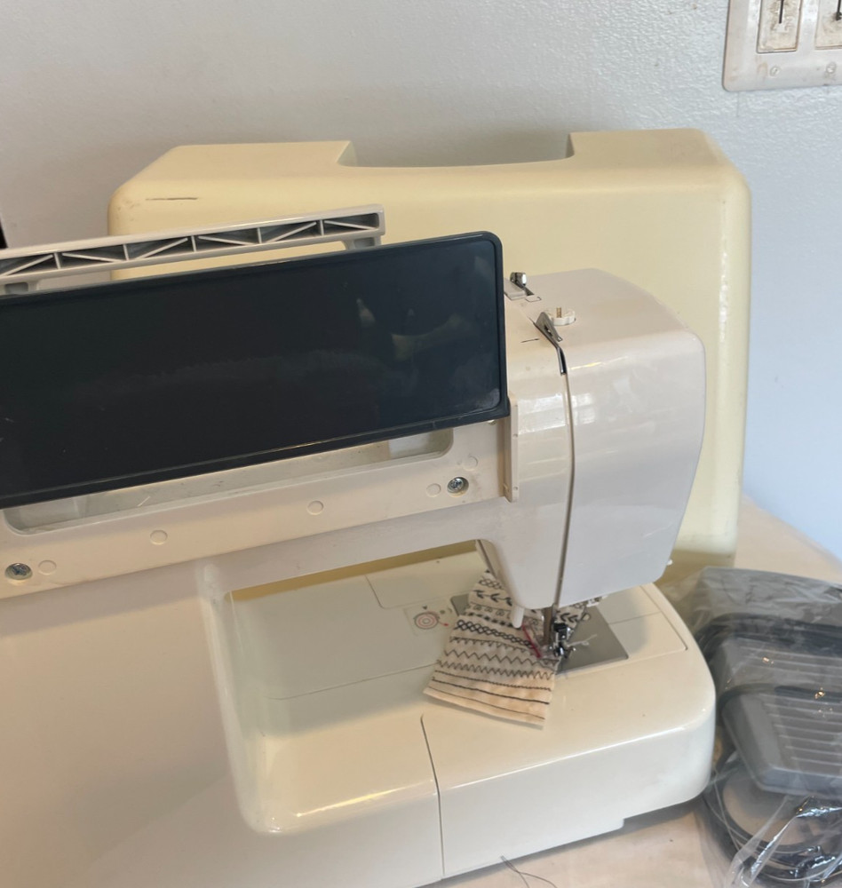 Pfaff Smart 200c Computerized Sewing Machine – 40 Stitches