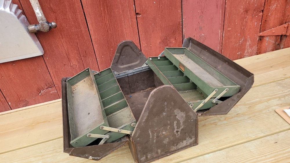 Kennedy Toolbox 1018 Cantilever Toolbox  ( needs work ) sold as is