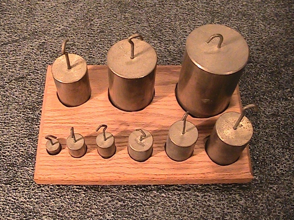 Brass scale weights, 1100g total