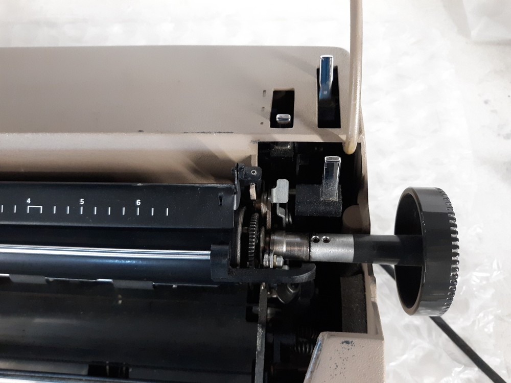 IBM Correcting Selectric III Typewriter *FOR PARTS*