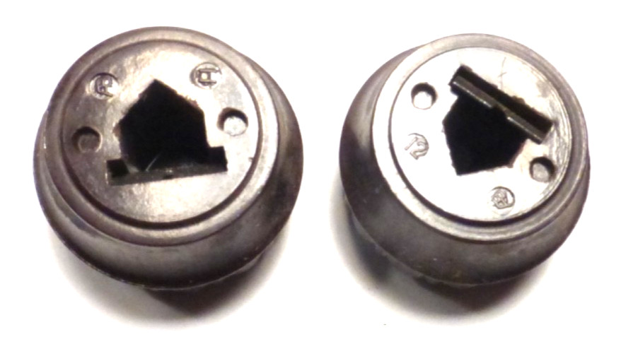vintage WARDS AIRLINE 62-230 / 62-240 BATTERY TABLETOP: SET 2 BAKELITE KNOBS