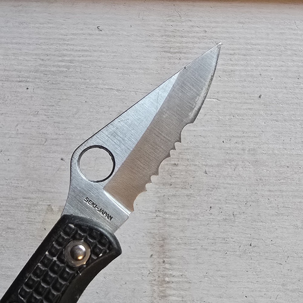 SPYDERCO LADYBUG 1ST GENERATION LOCKBACK KNIFE COMBO EDGE LOCKBACK