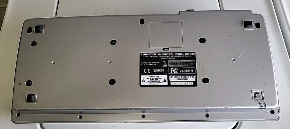 Behringer UMX25 Silver USB MIDI Audio 25-Key Ultra Compact Keyboard Controller