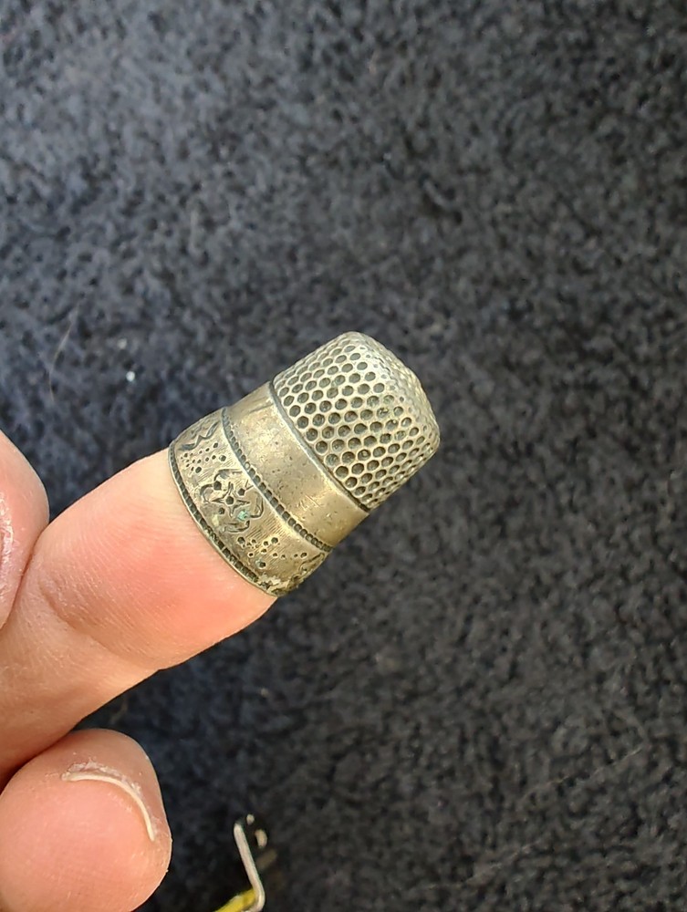 Antique sterling silver thimble with flowers, marked 7