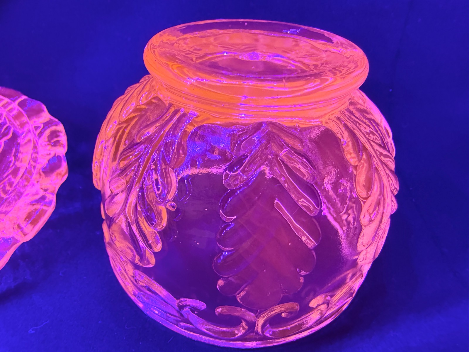 Green Vaseline Uranium glass covered candy dish coffee sugar jar bowl / selenium