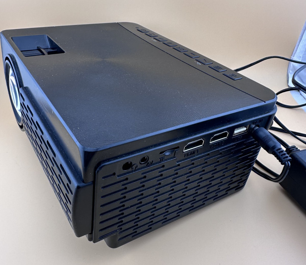 GPX PJ300B Mini Projector with Bluetooth - Tested & Working