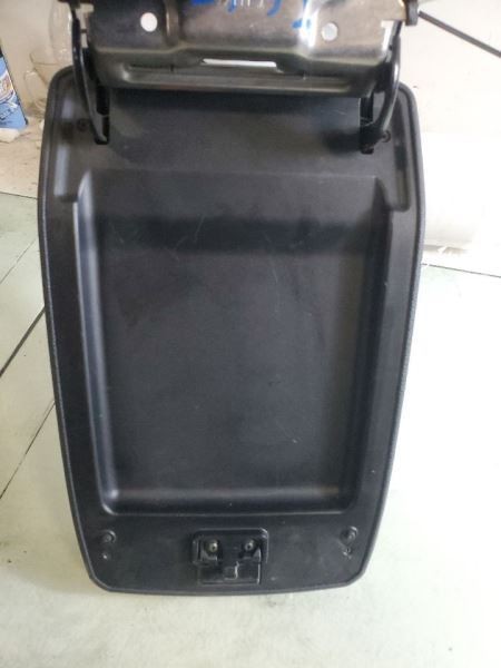 HIGHLANDR 2012 CENTER CONSOLE / ARMREST LID
