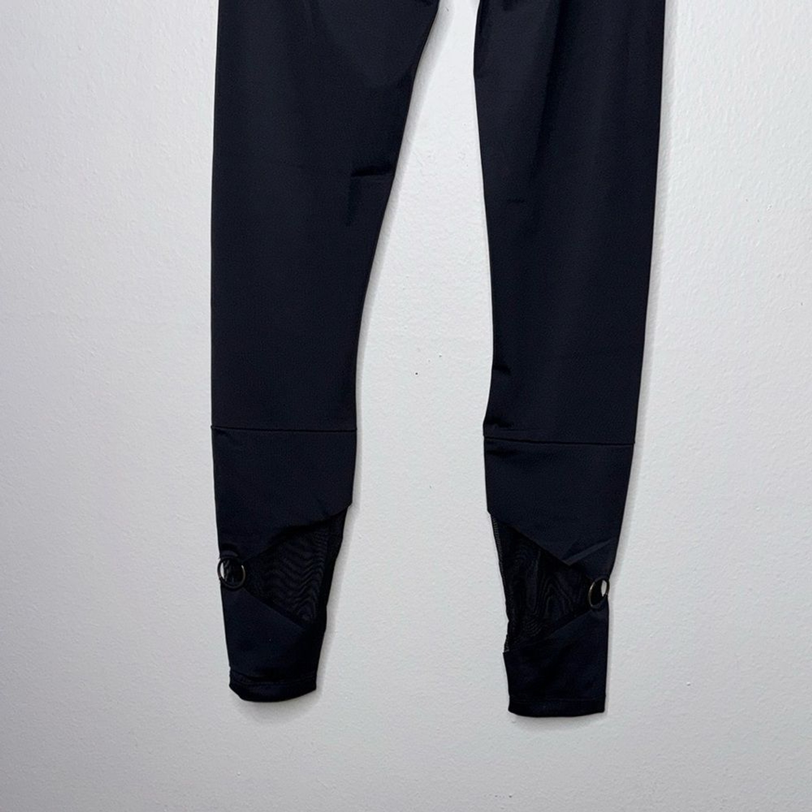 BEYOND YOGA High Waisted Mesh Ring Accent Leggings Size SMALL