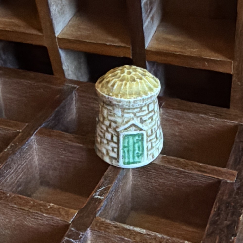 SYLVAC “ANNE HATHAWAY’S COTTAGE” THIMBLE.