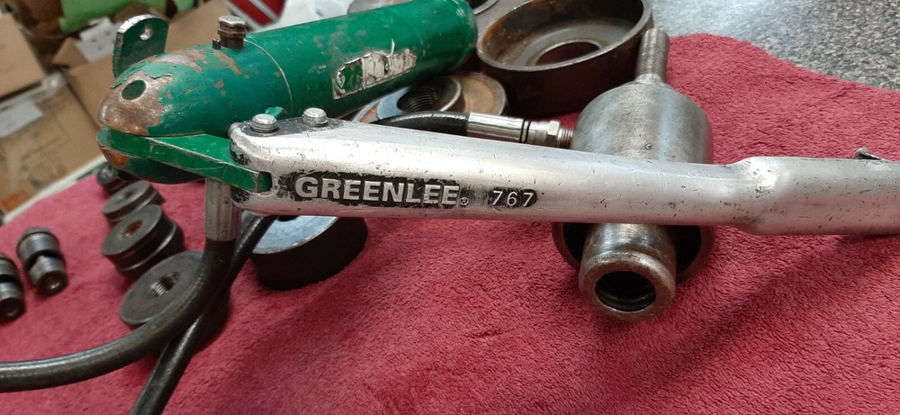 GREENLEE PUNCH SET MODEL: 767 PUMP WITH RAM INCLUDES 7 PUNCHES GOOD CONDITION