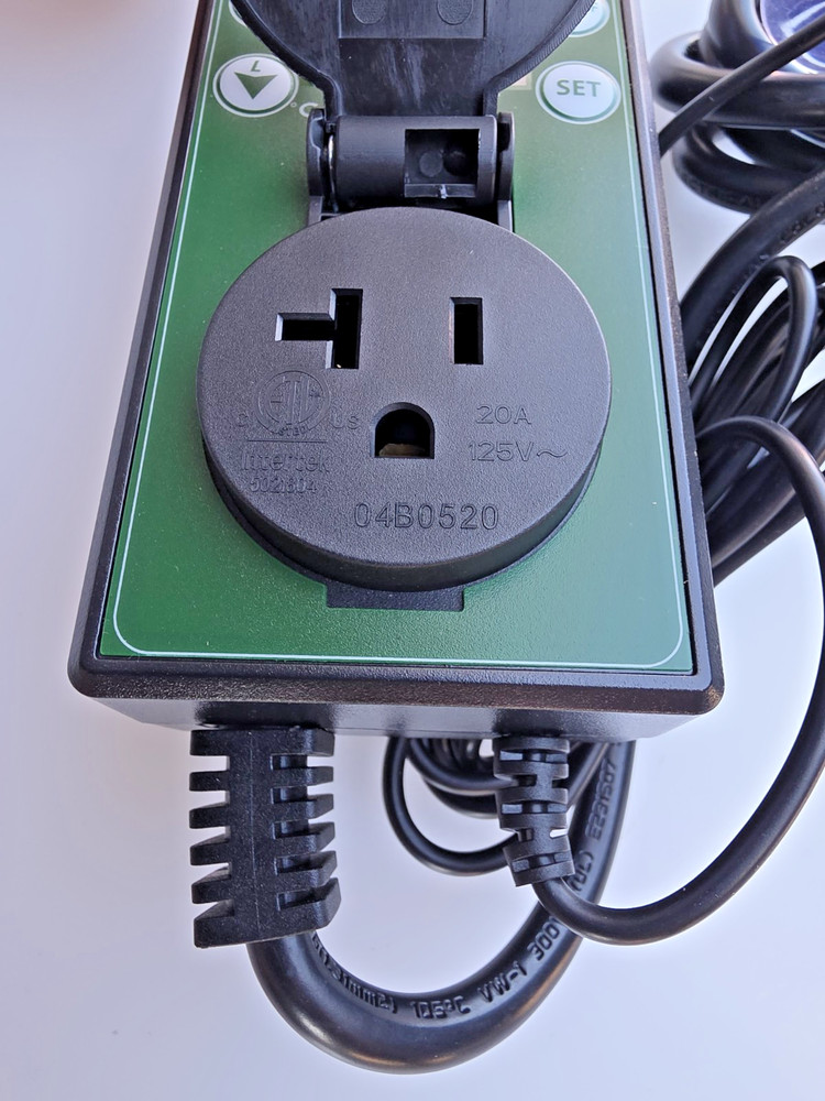 Digital Temperature Controller Thermostat w/ Probe Plug Outlet IP44, NEW