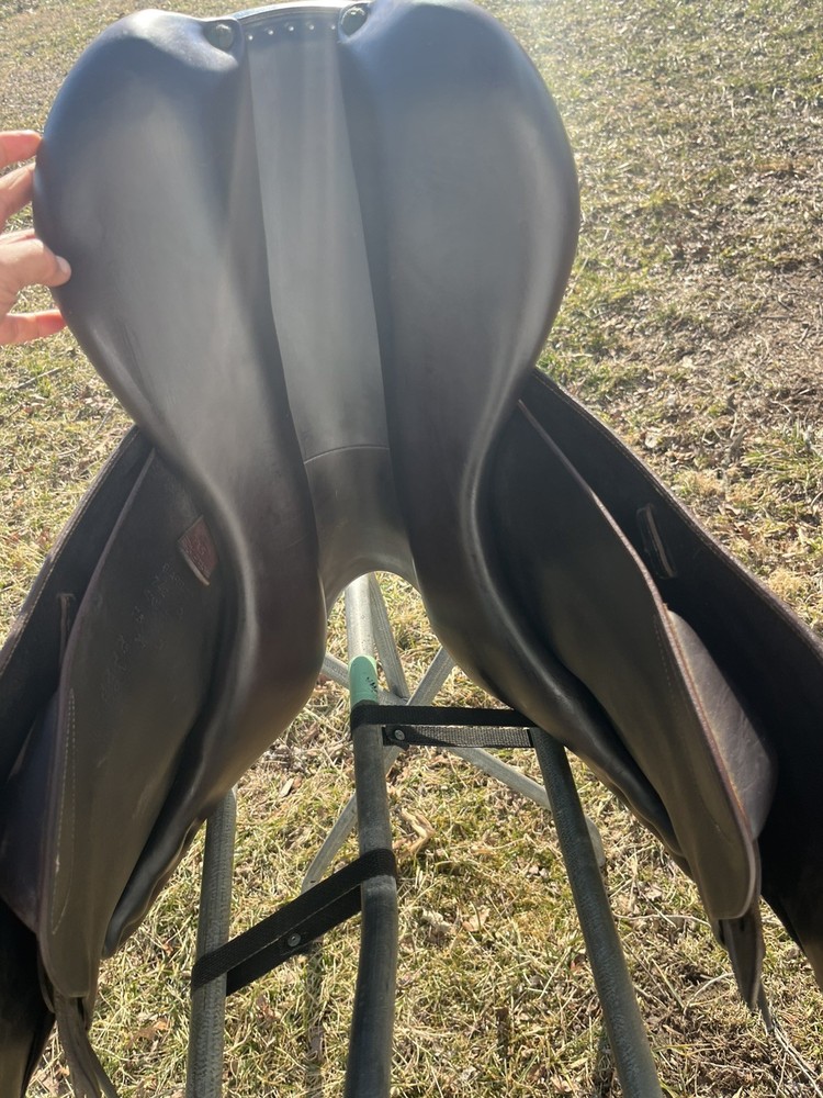 17.5” Devoucoux Biarritz 2A English Jumping Saddle