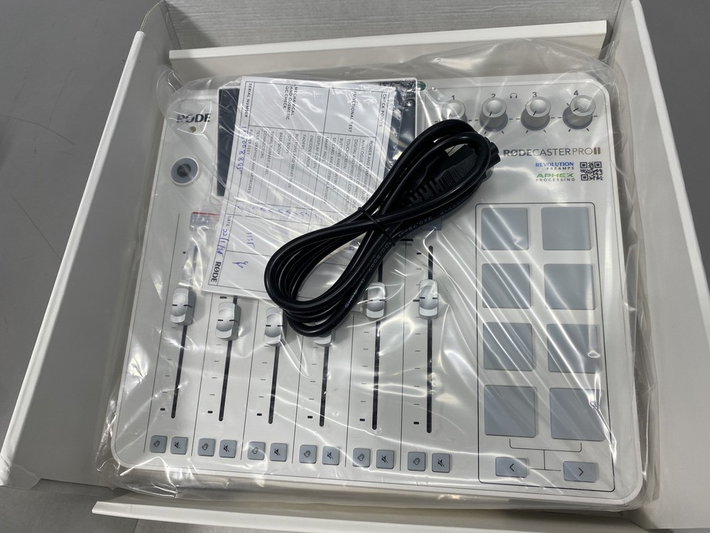 RODE - RODECASTER PRO II Integrated Audio Production Studio - White