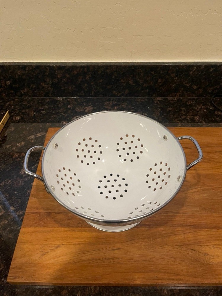 Enamel Pfaltzgraff grapevine colander
