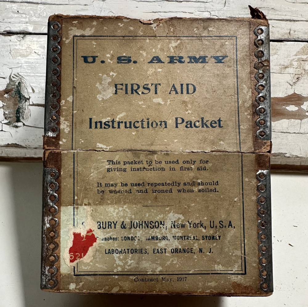 WW2 US Military 1917 Dated First Aid box With bandage