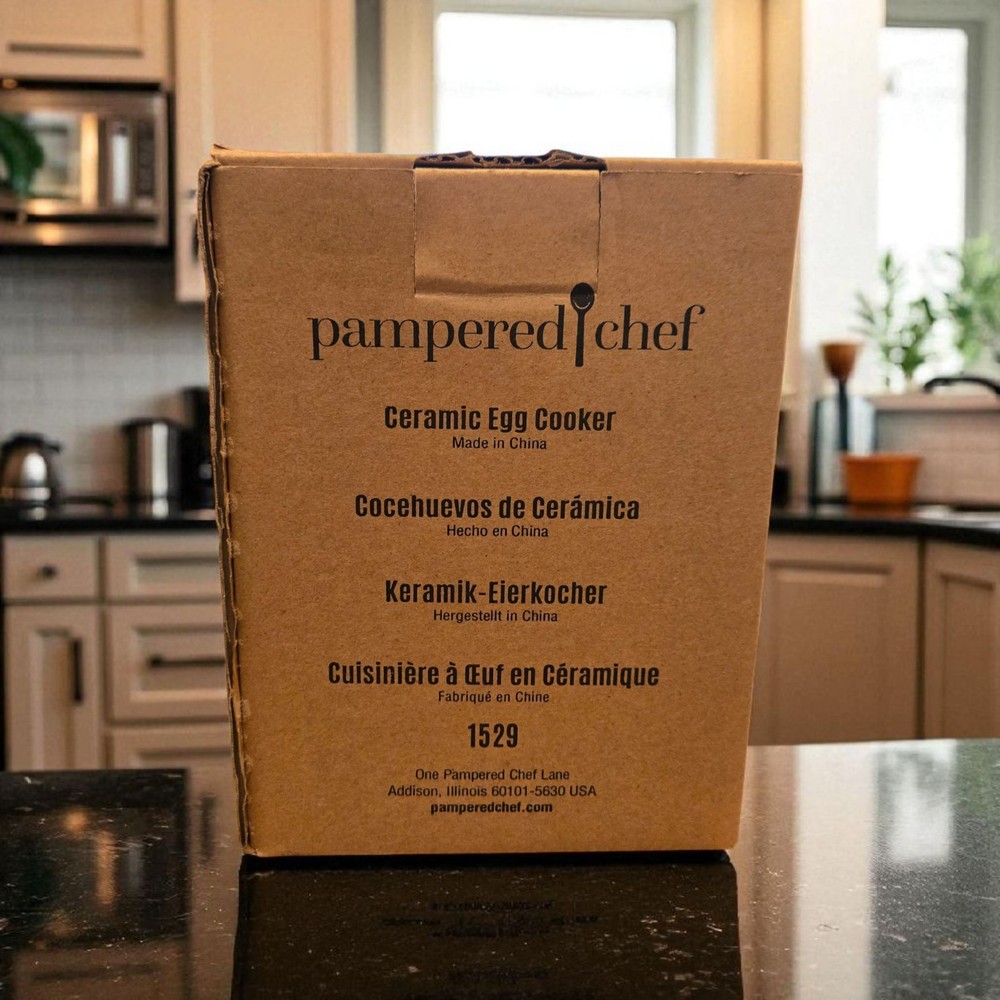 Pampered Chef ceramic egg cooker. (D41)