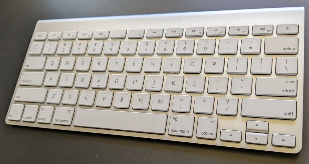 Genuine Apple A1314 Wireless Bluetooth Keyboard Include batteries tested working