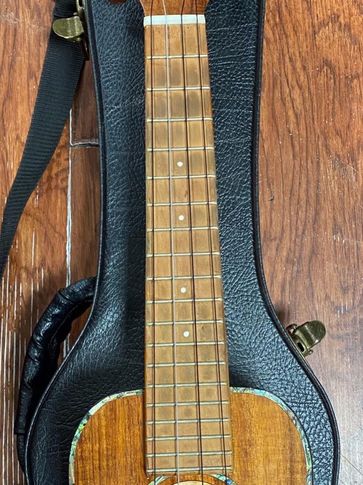 SONNY D KOA UKULELE W/ HARD CASE.