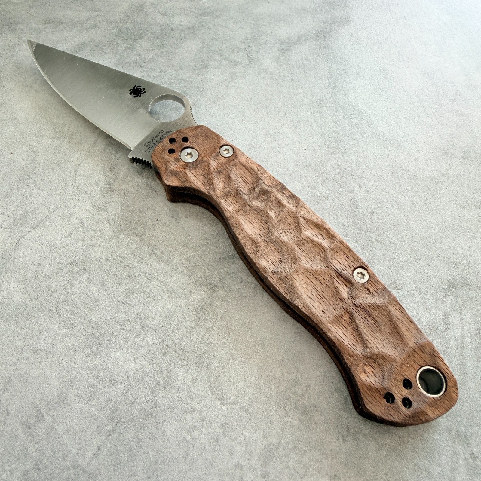 Royalcurl walnut scales for Spyderco Paramilitary 2