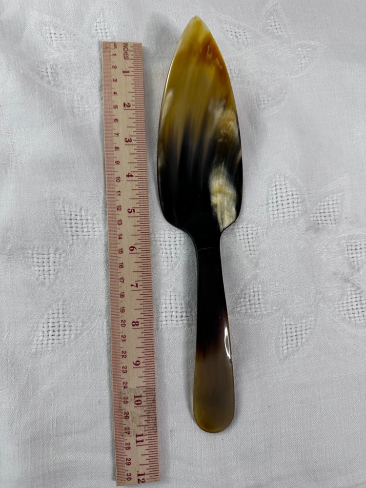 11" Artisan Horn Cake or Pie Server