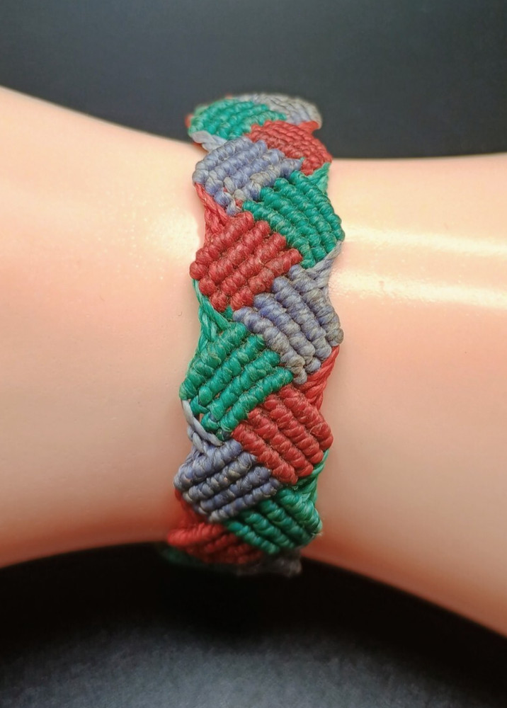 Unisex Macramé Thread Bracelet, Andean Craftsmanship from Cusco