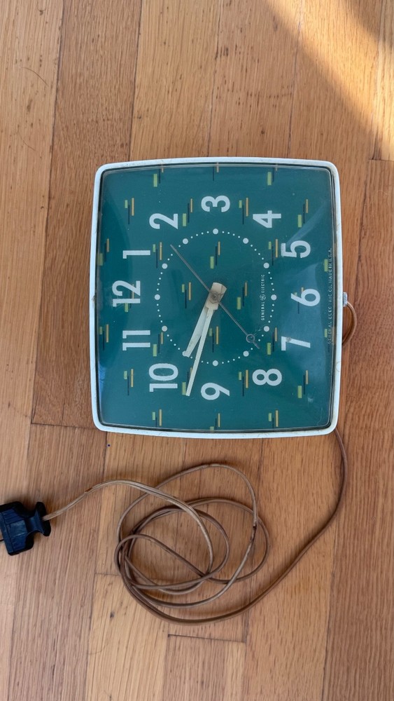 Vintage GE kitchen wall clock 2H42