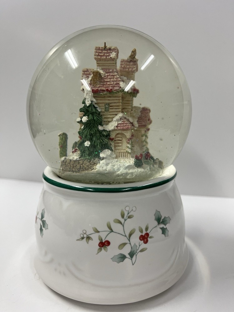 Phaltzgraff Winterberry Musical Snow Globe