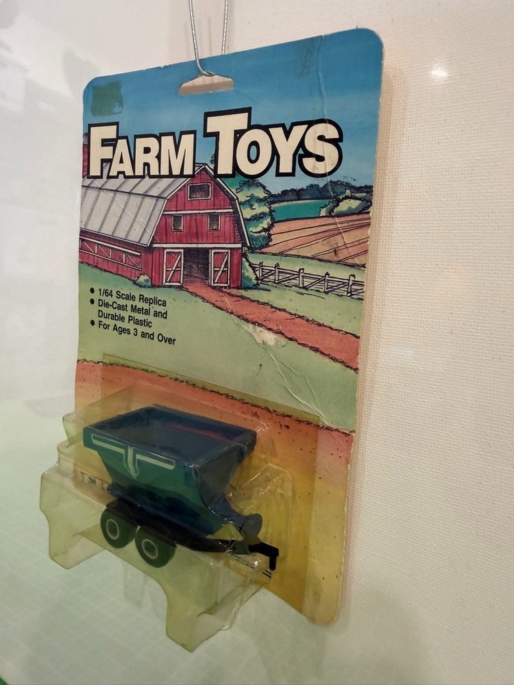 Ertl - Green Dry Fertilizer Spreader Implement - 1/64 - 1986 - Read