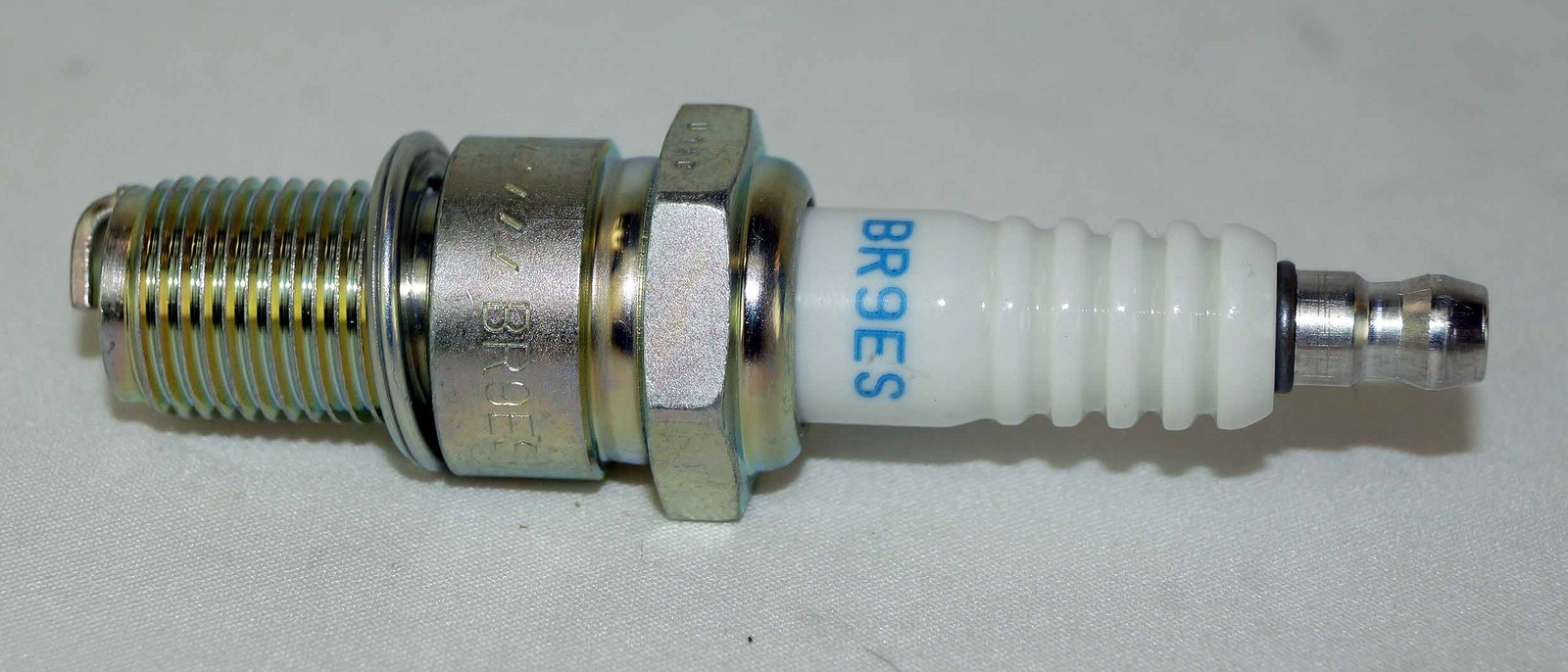 Set of 4 Genuine NGK 5722 BR9ES Nickel Spark Plug with Removable Terminal Nut
