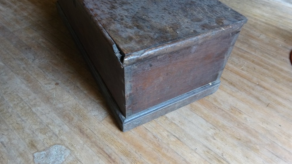 Old shipping box Naval Mc Crath