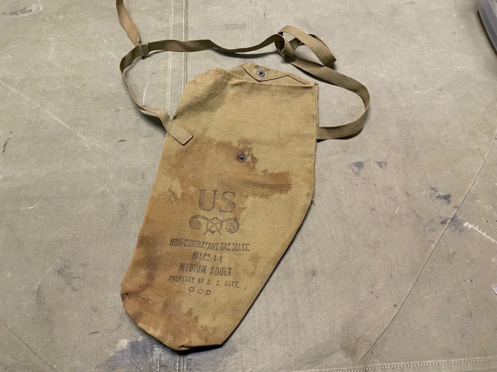 ORIGINAL WWII US ARMY M1A2 NON COMBATANT ADULT MEDIUM GAS MASK CARRY BAG-KHAKI