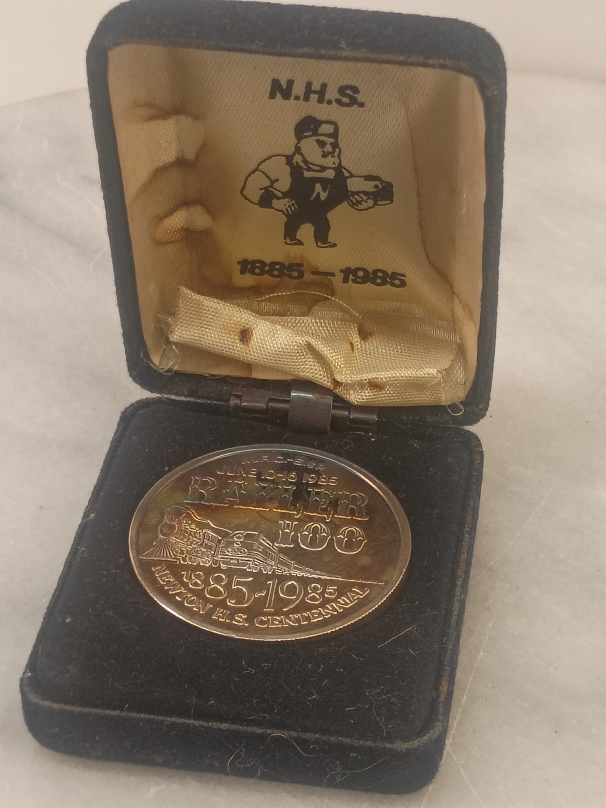 Railer 100 M.R.C. - S.&R. Railroad Silver Round 1985 Newton H.S. TROY OZ .999