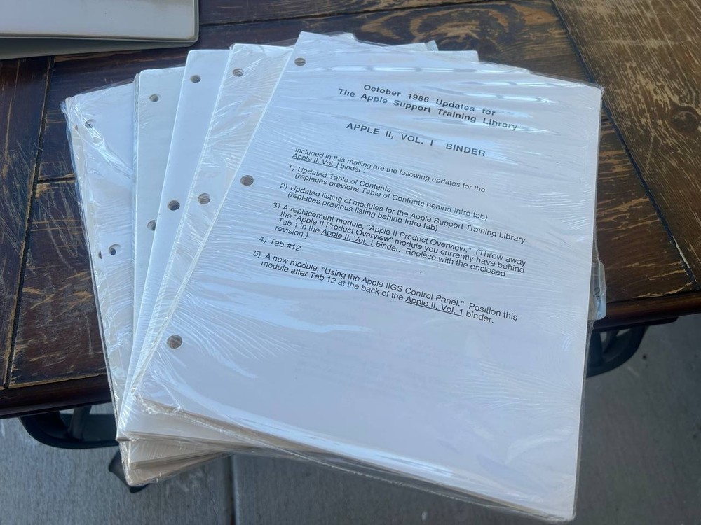 Apple Support Training Library binders, disks & update documents 1986
