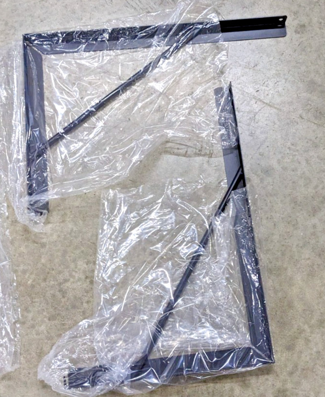 WALL MOUNTED HAY FEEDER | BLACK | 31"x27"