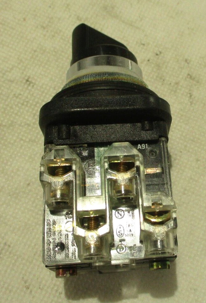 NEW TELEMECANIQUE XB2MD12 2-POSITION SELECTOR SWITCH