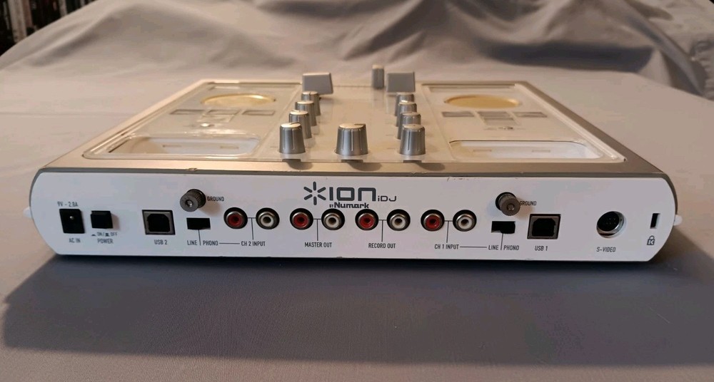 Numark IDJ Dual iPod Turntable Mixing Console