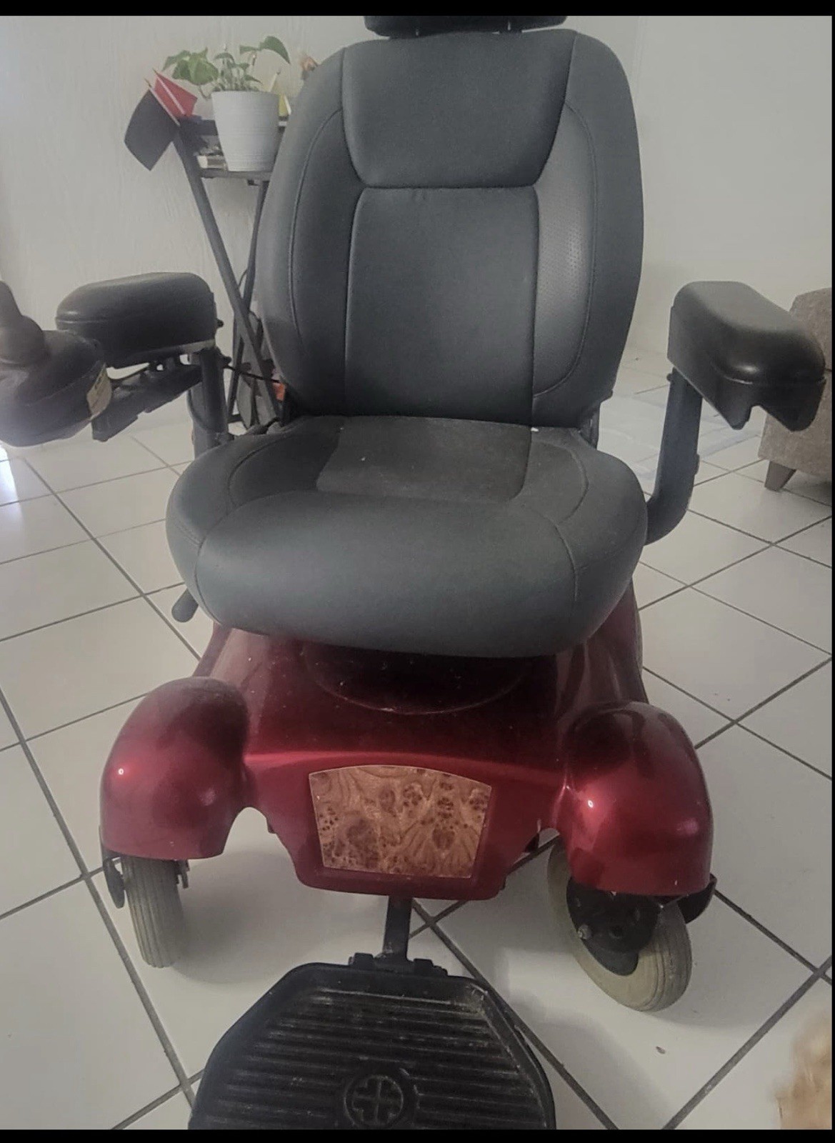 Jazzy Powerchair Red Black Swivel Seat 4-Wheel Electric Mobility Scooter